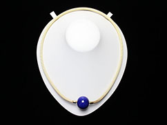 ���s�X�̃l�b�N���X�̔���